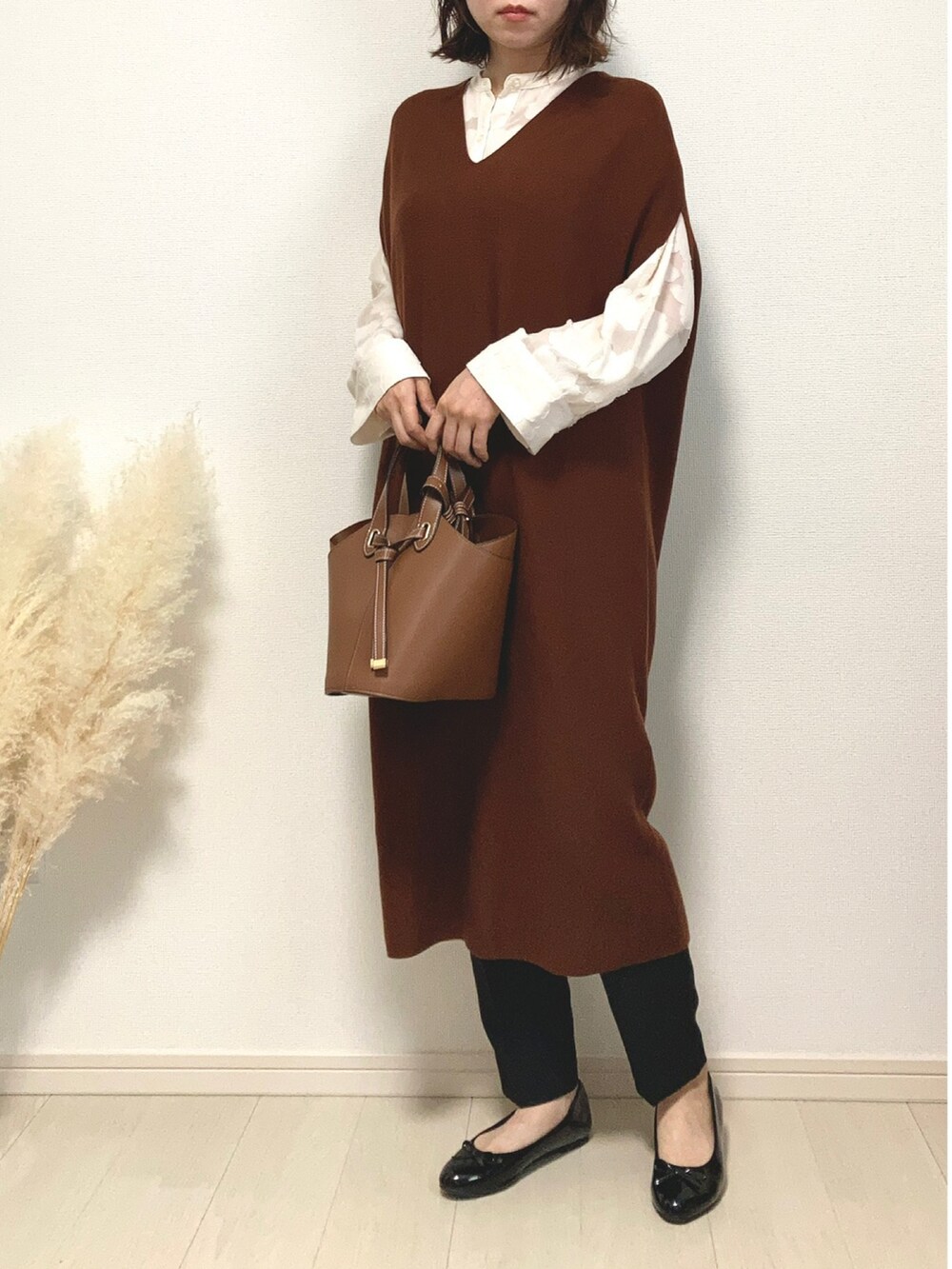ブラウン系のワンピース/ドレス、ホワイト系のシャツ/ブラウス、ブラウン系のトートバッグを着用したレディースの夏コーディネートの2枚目の写真