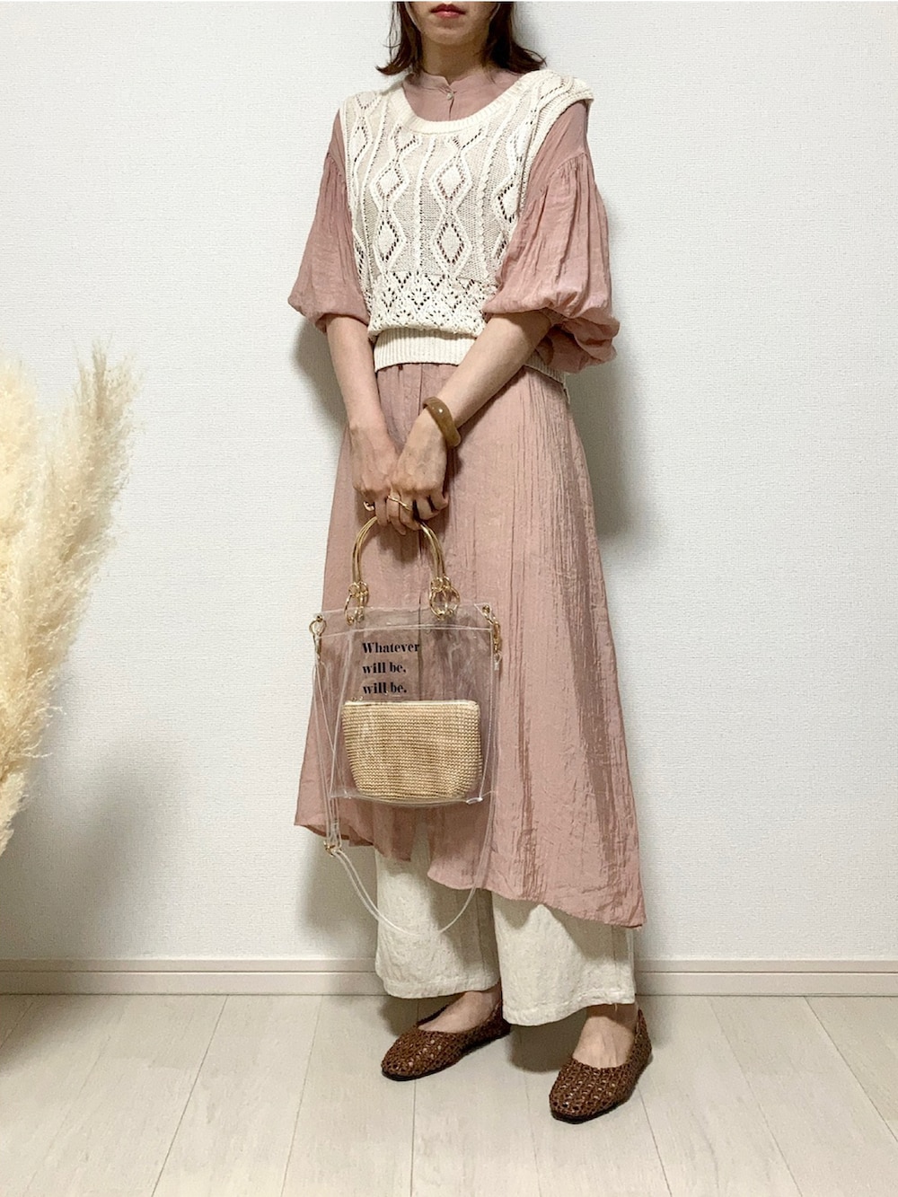 オレンジ系のシャツワンピース、ベージュ系のベスト、ホワイト系のその他パンツを着用したレディースの夏コーディネートの3枚目の写真