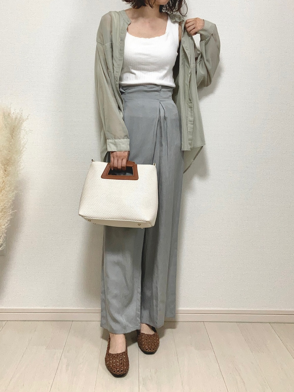 グリーン系のシャツ/ブラウス、ブルー系のその他パンツ、ブラウン系のパンプスを着用したレディースの夏コーディネートの2枚目の写真