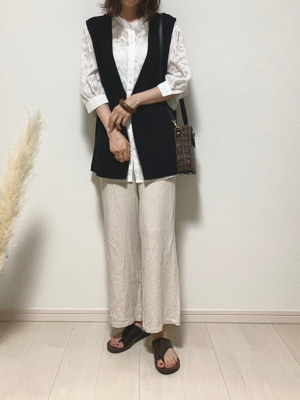 ホワイト系のシャツ/ブラウス、ブラック系のベスト、ホワイト系のその他パンツを着用したレディースの夏コーディネートの3枚目の写真
