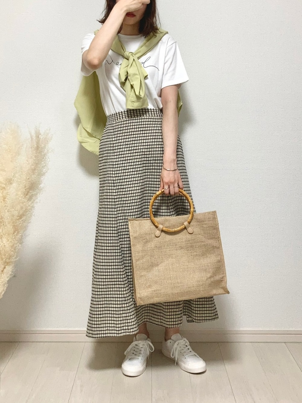 ホワイト系のTシャツ/カットソー、イエロー系のシャツ/ブラウス、その他のスカートを着用したレディースの夏コーディネートの3枚目の写真