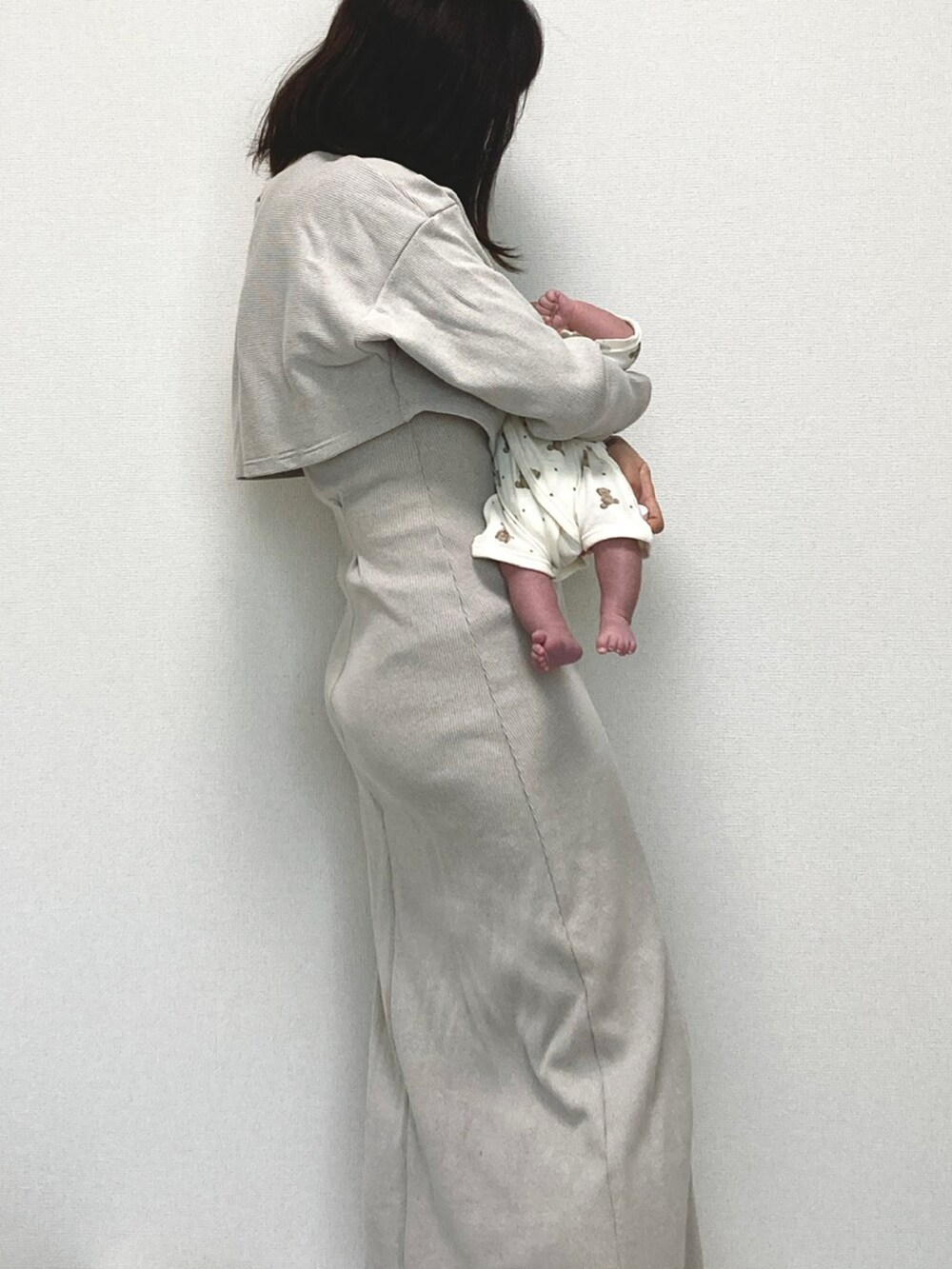 ベージュ系のワンピース、ベージュ系の肌着を着用したレディースの秋コーディネートの2枚目の写真