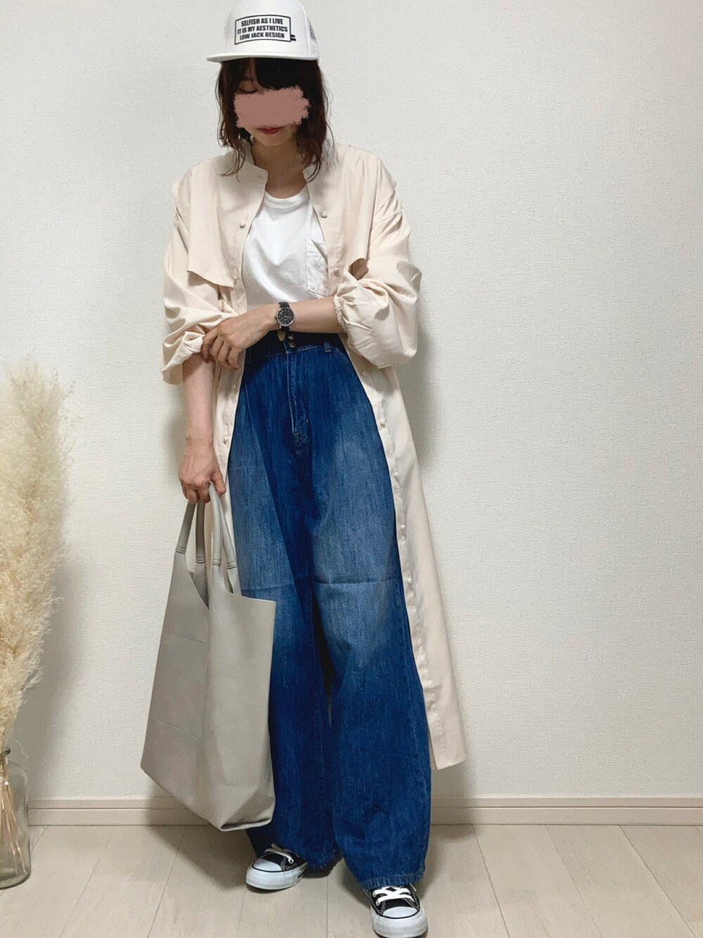 ホワイト系のシャツワンピース、ホワイト系のTシャツ/カットソー、ホワイト系のトートバッグを着用したレディースの夏コーディネートの4枚目の写真