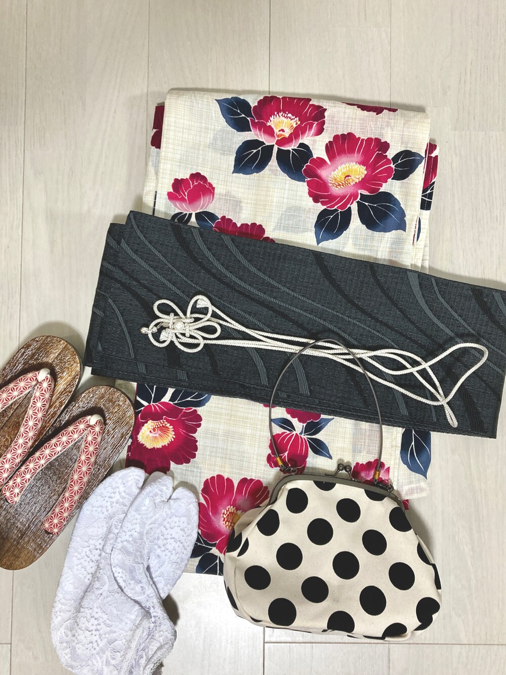 ピンク系の浴衣、レッド系の和装小物、その他の和装小物を着用したレディースの夏コーディネートの5枚目の写真