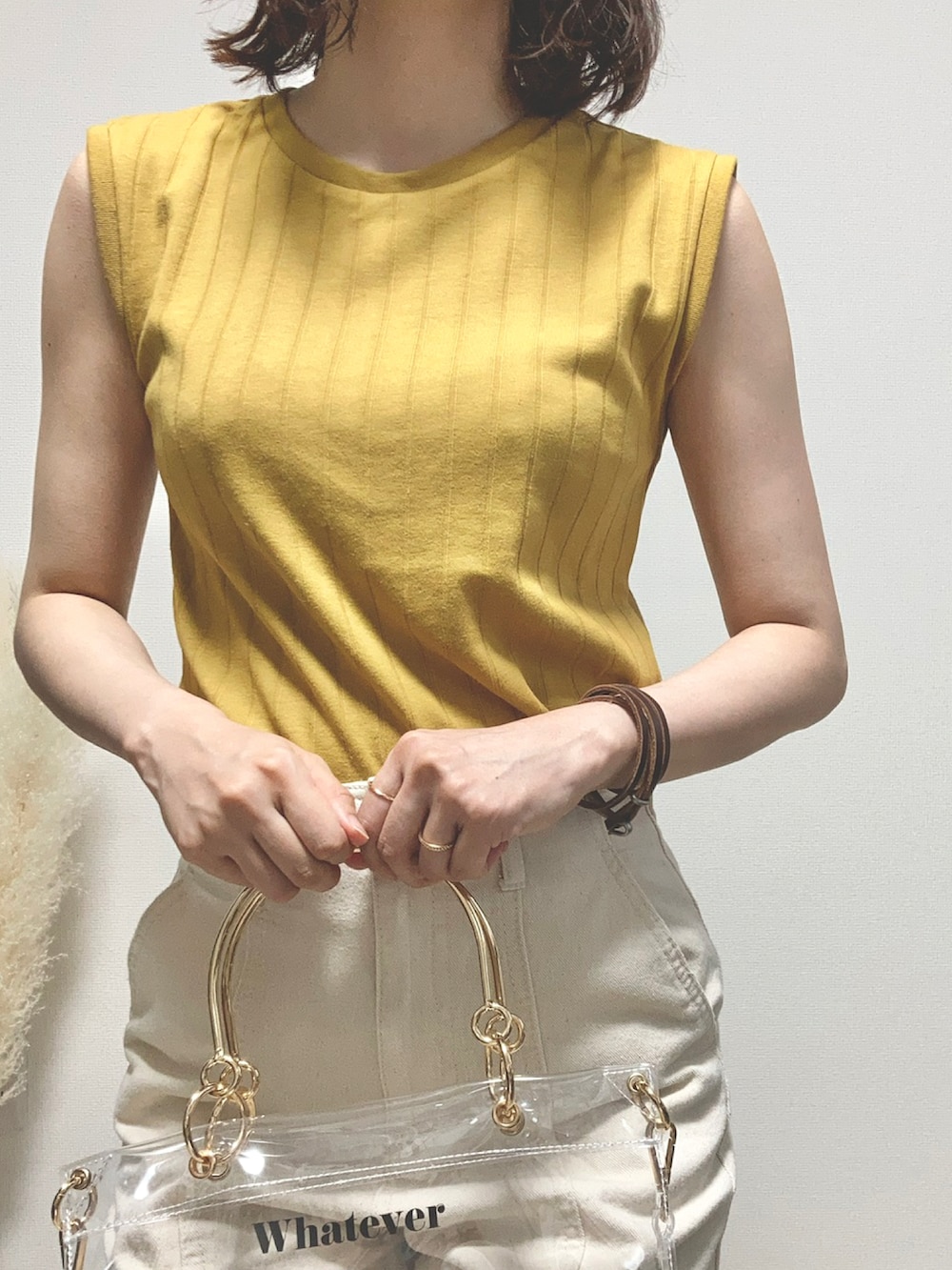 ホワイト系のスニーカー、その他のトートバッグ、イエロー系のTシャツ/カットソーを着用したレディースの春コーディネートの2枚目の写真