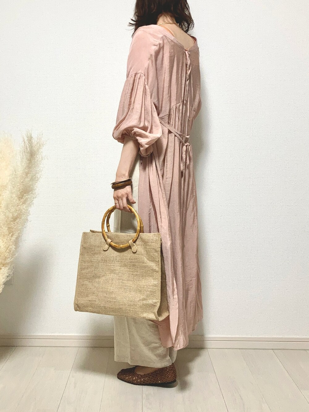 ホワイト系のその他パンツ、オレンジ系のシャツワンピース、オレンジ系のタンクトップを着用したレディースの夏コーディネートの4枚目の写真