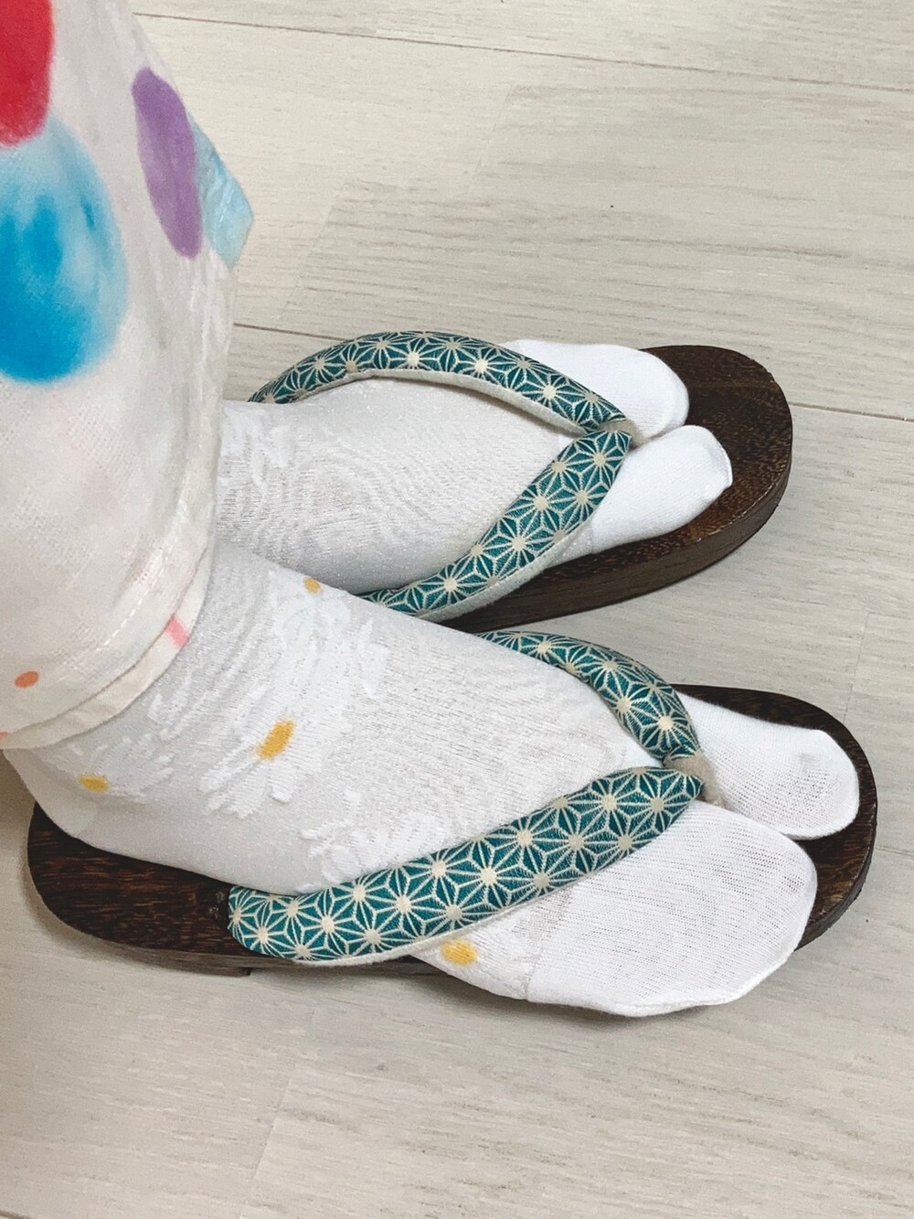 ホワイト系のかごバッグ、ホワイト系の浴衣、グリーン系の和装小物を着用したレディースの夏コーディネートの5枚目の写真