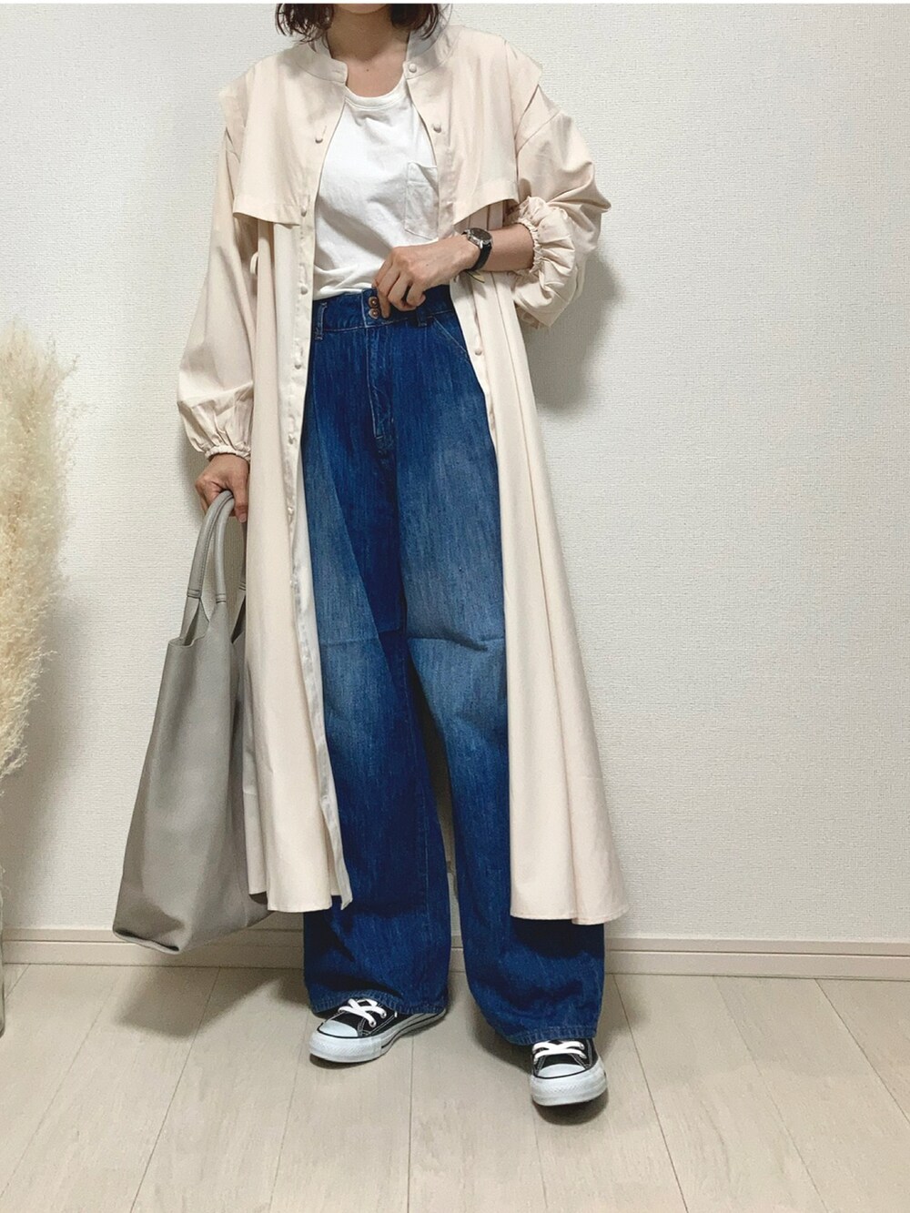 ホワイト系のシャツワンピース、ホワイト系のTシャツ/カットソー、ホワイト系のトートバッグを着用したレディースの夏コーディネートの3枚目の写真