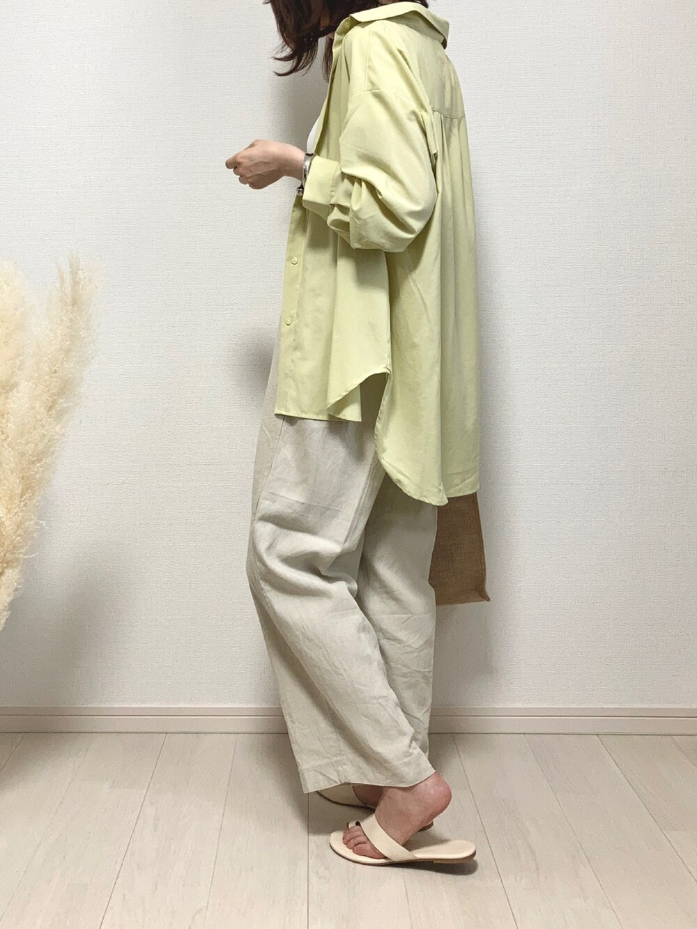 ホワイト系のTシャツ/カットソー、イエロー系のシャツ/ブラウス、ベージュ系のその他パンツを着用したレディースの夏コーディネートの4枚目の写真