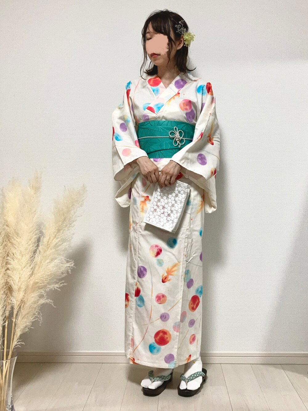 ホワイト系のかごバッグ、ホワイト系の浴衣、グリーン系の和装小物を着用したレディースの夏コーディネートの4枚目の写真