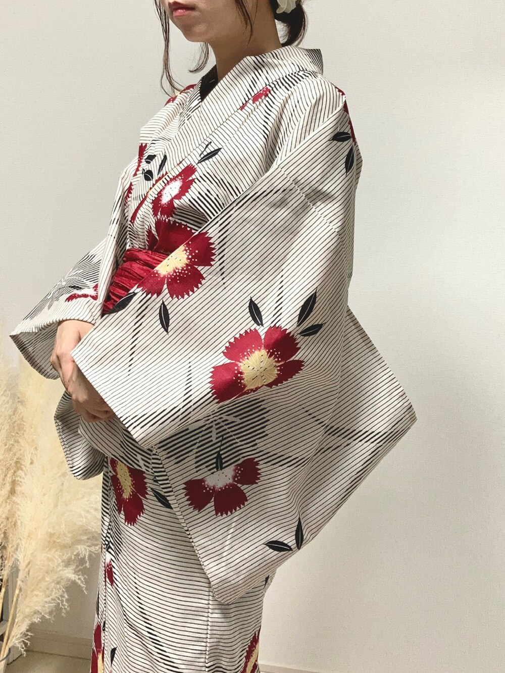 ピンク系のハンドバッグ、ブラック系の浴衣、レッド系の和装小物を着用したレディースの夏コーディネートの3枚目の写真