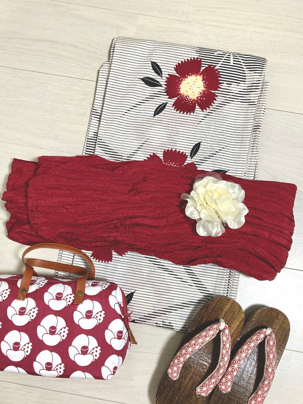 ピンク系のハンドバッグ、ブラック系の浴衣、レッド系の和装小物を着用したレディースの夏コーディネートの5枚目の写真