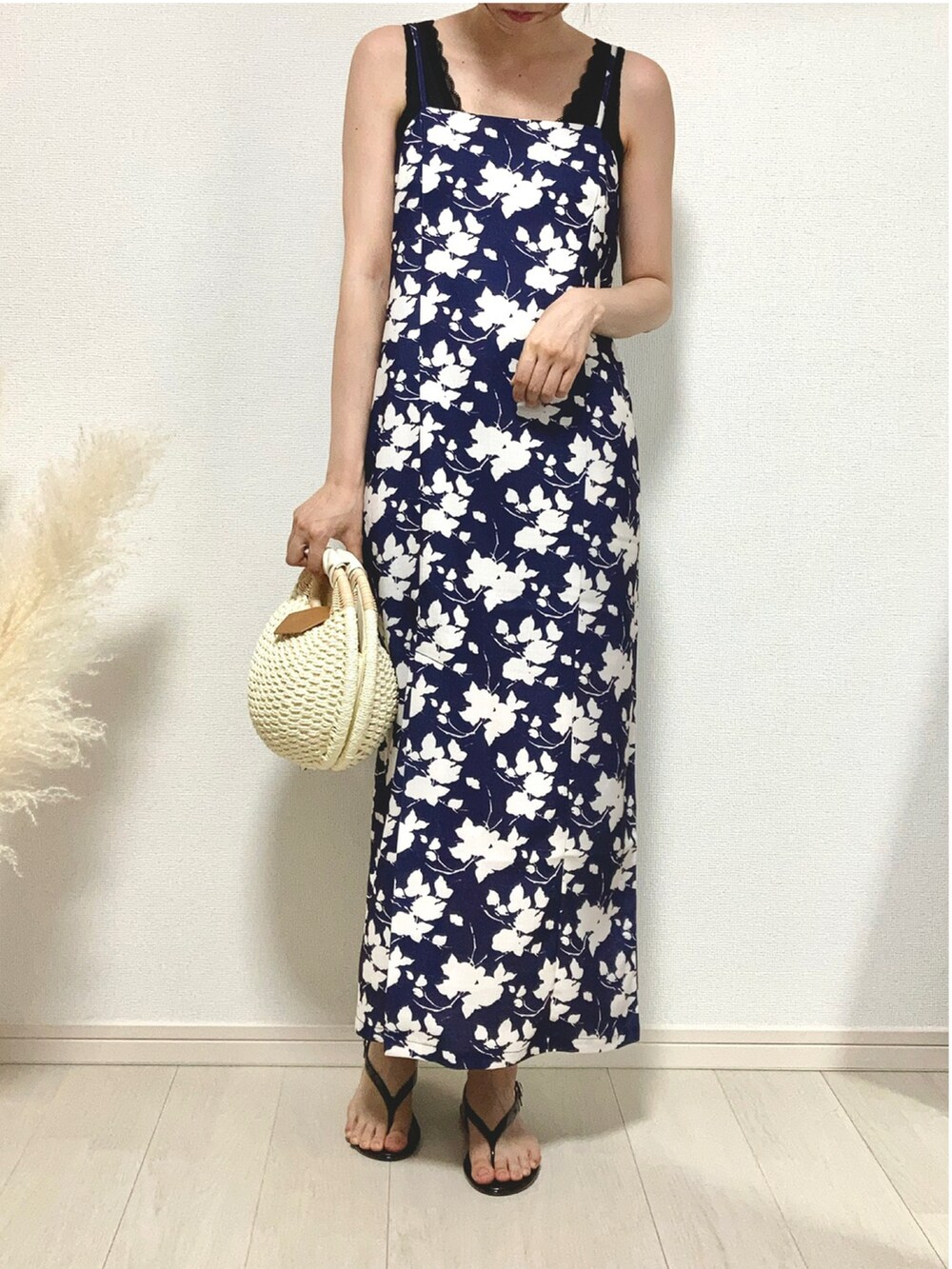 ブルー系のワンピース、ホワイト系のかごバッグ、ブラック系のサンダルを着用したレディースの秋コーディネートの4枚目の写真