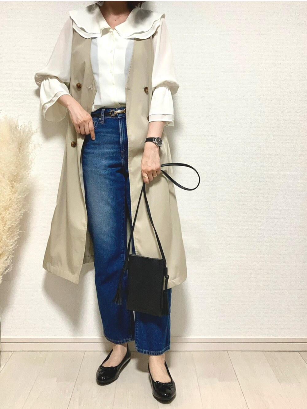 ホワイト系のシャツ/ブラウス、ベージュ系のベスト、ブラック系のパンプスを着用したレディースの春コーディネートの2枚目の写真