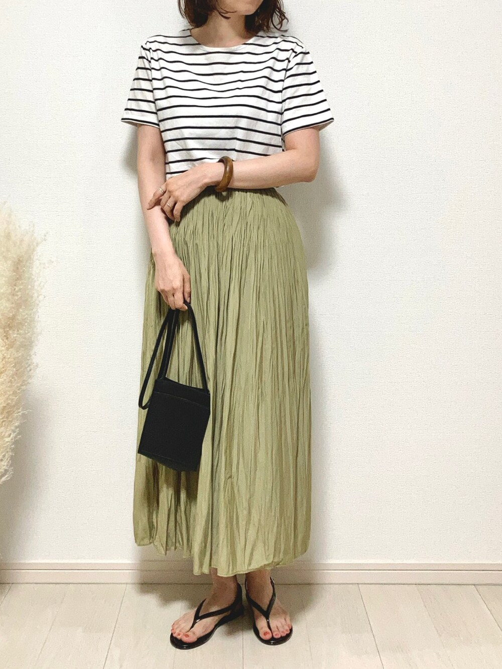 ホワイト系のTシャツ/カットソー、グリーン系のパンツ、ブラック系のショルダーバッグを着用したレディースの夏コーディネートの2枚目の写真