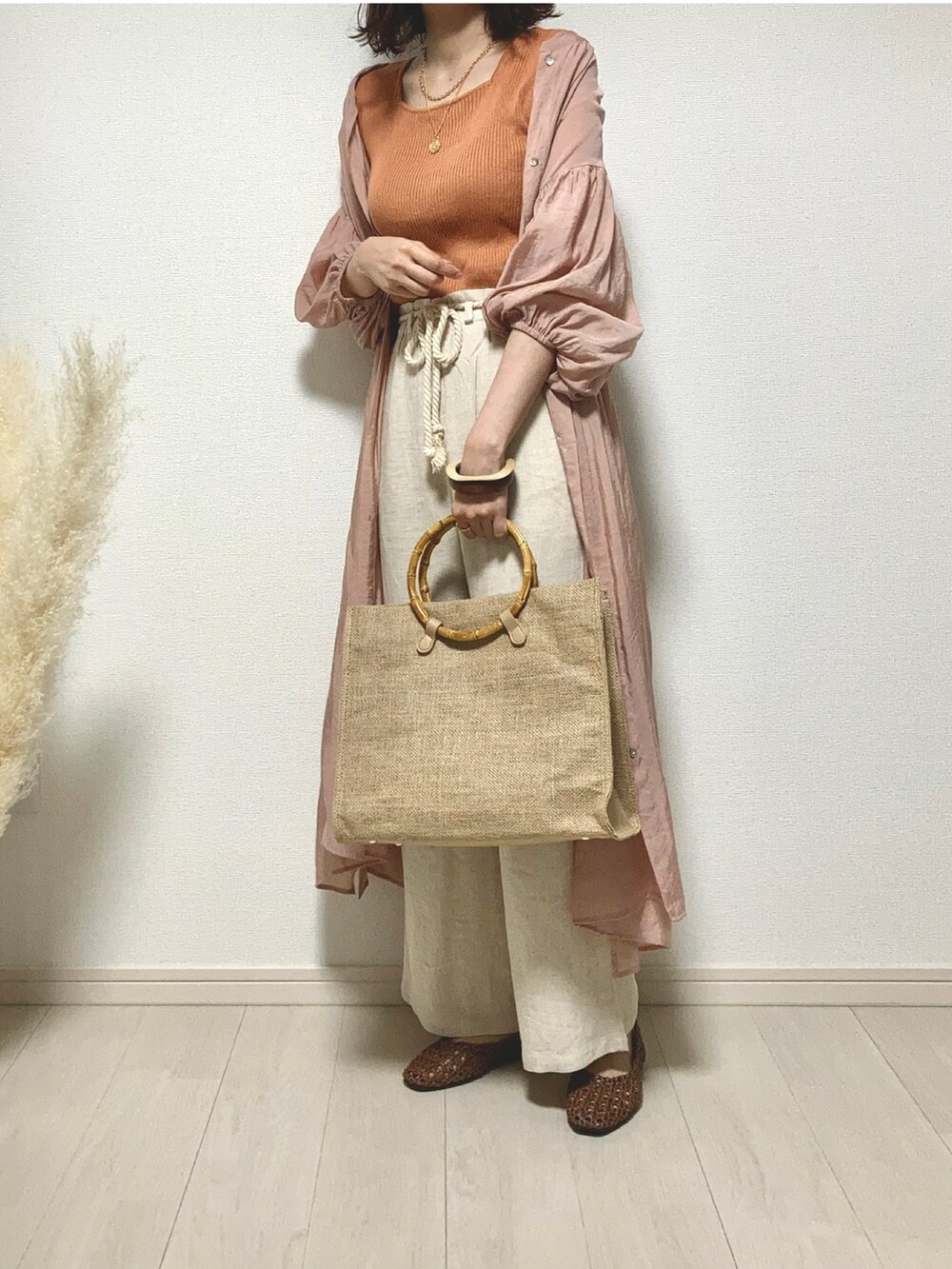 ホワイト系のその他パンツ、オレンジ系のシャツワンピース、オレンジ系のタンクトップを着用したレディースの夏コーディネートの2枚目の写真