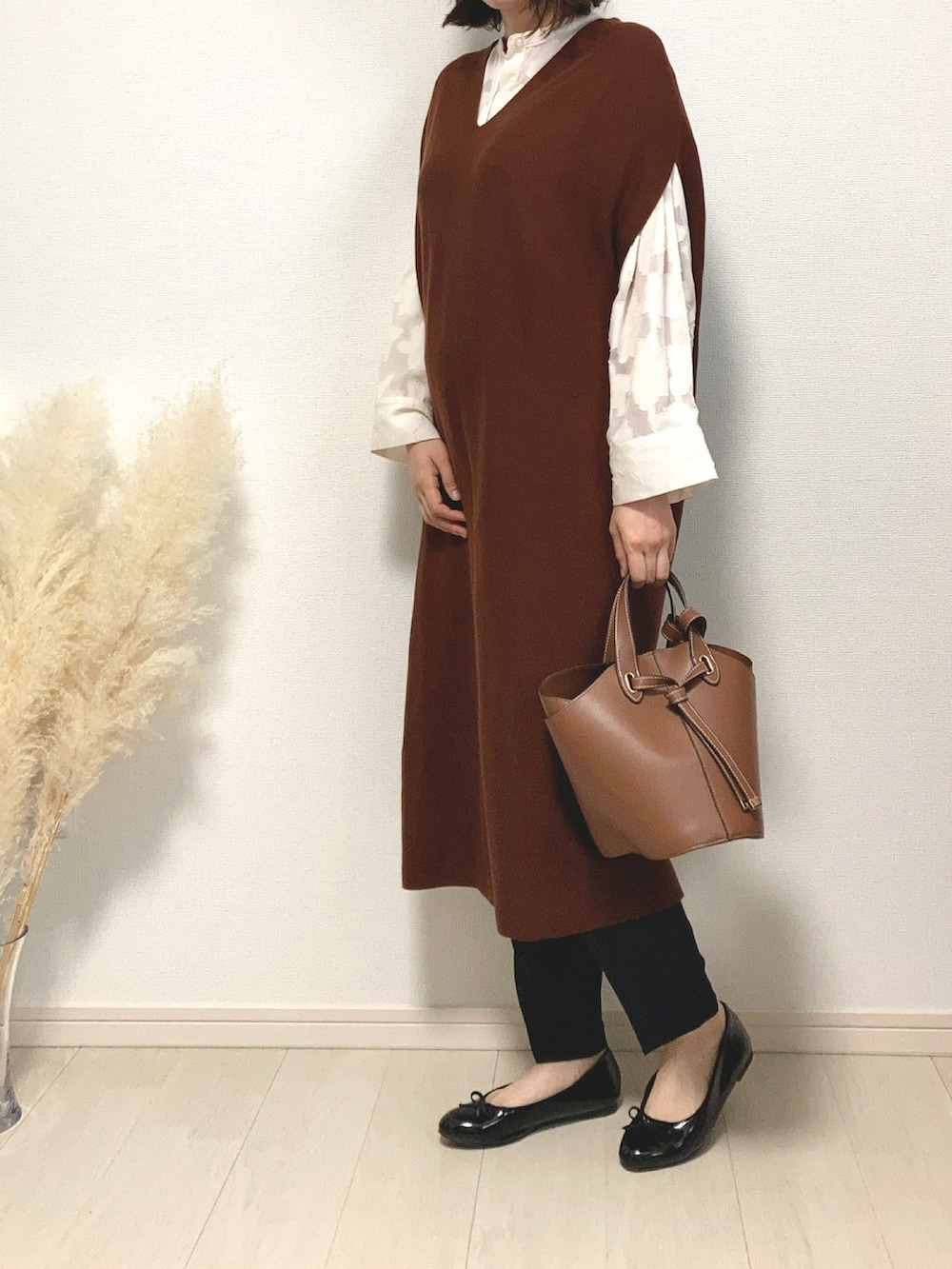 ブラウン系のワンピース/ドレス、ホワイト系のシャツ/ブラウス、ブラウン系のトートバッグを着用したレディースの夏コーディネートの3枚目の写真
