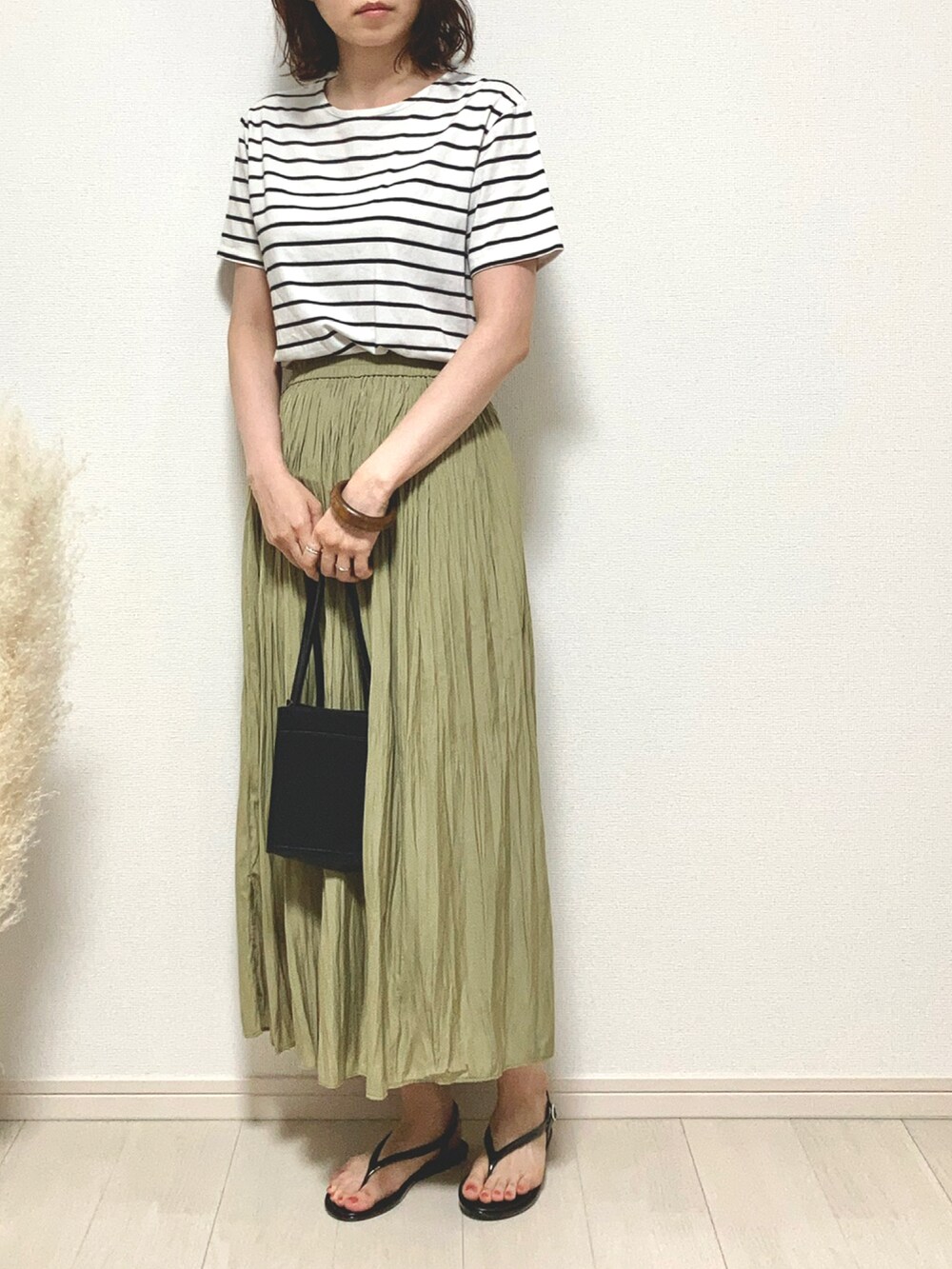 ホワイト系のTシャツ/カットソー、グリーン系のパンツ、ブラック系のショルダーバッグを着用したレディースの夏コーディネートの3枚目の写真