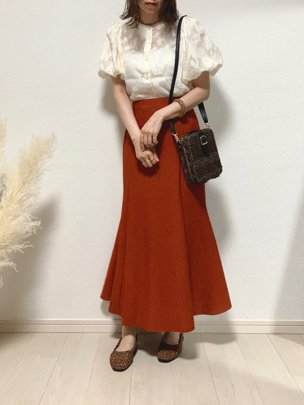 ホワイト系のシャツ/ブラウス、オレンジ系のスカート、ブラウン系のかごバッグを着用したレディースの夏コーディネートの2枚目の写真