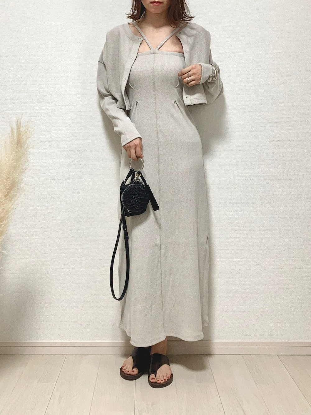 ベージュ系のワンピース、ブラウン系のサンダル、ブラック系のショルダーバッグを着用したレディースの夏コーディネートの3枚目の写真