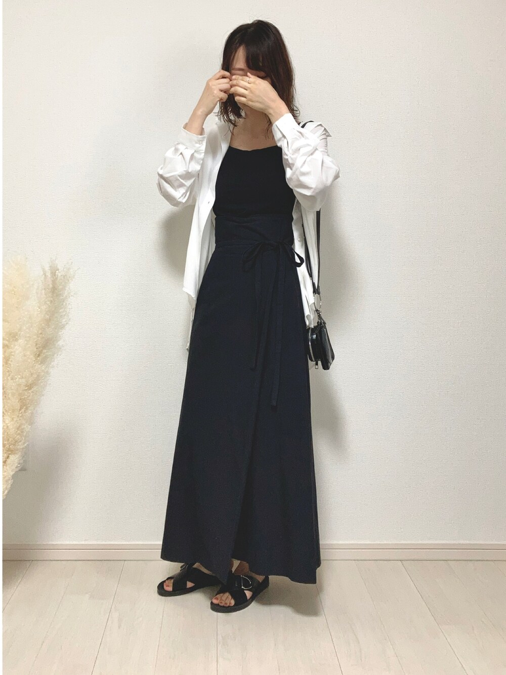 ホワイト系のシャツ/ブラウス、ブラック系のスカート、ブラック系のショルダーバッグを着用したレディースの夏コーディネートの5枚目の写真