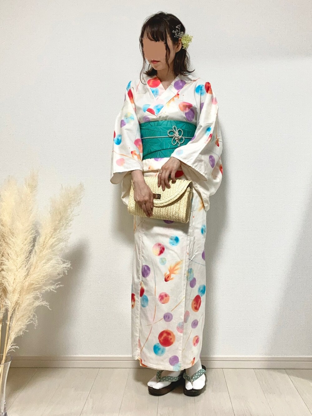 ホワイト系のかごバッグ、ホワイト系の浴衣、グリーン系の和装小物を着用したレディースの夏コーディネートの2枚目の写真