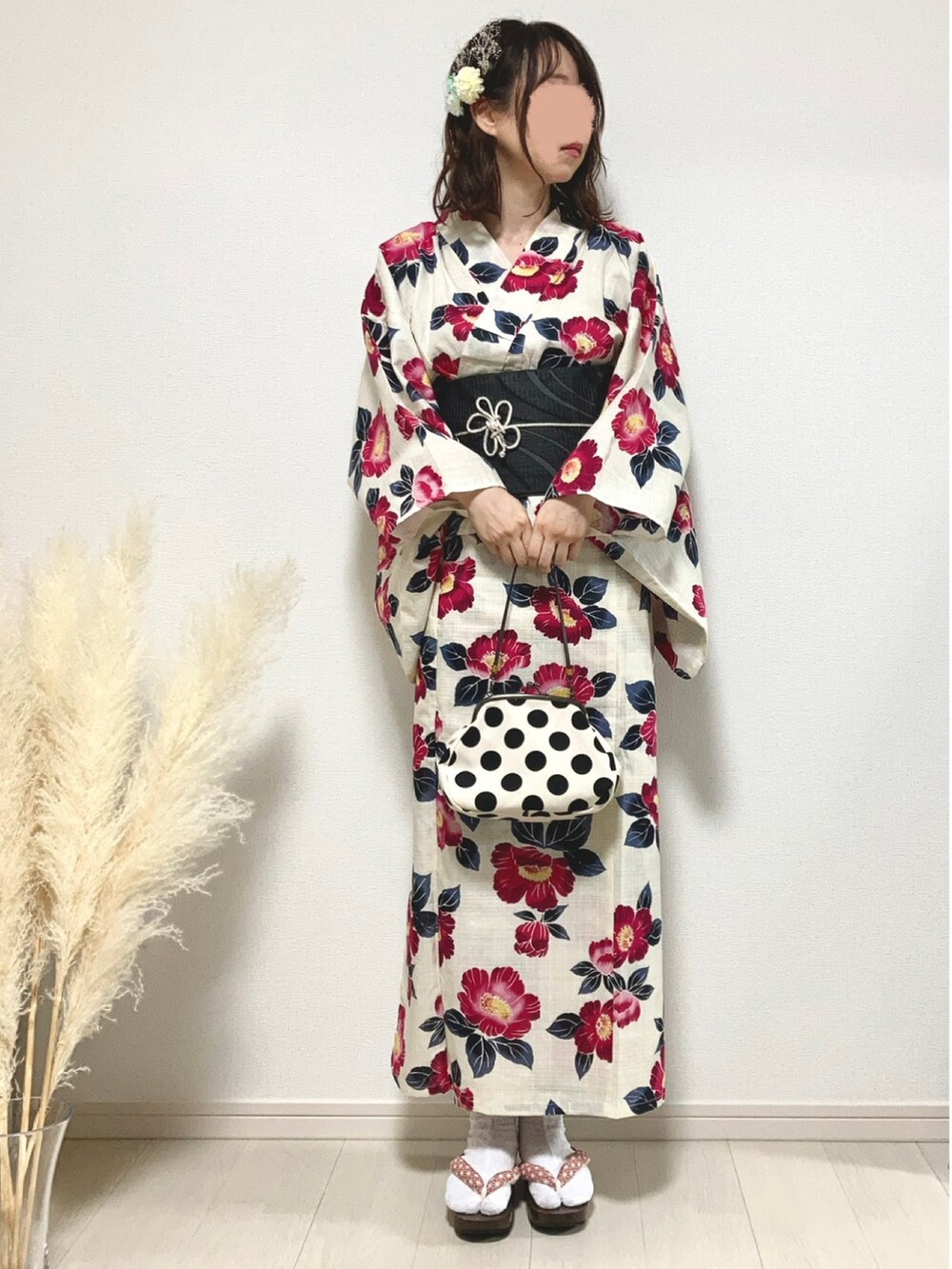 ピンク系の浴衣、レッド系の和装小物、その他の和装小物を着用したレディースの夏コーディネートの3枚目の写真