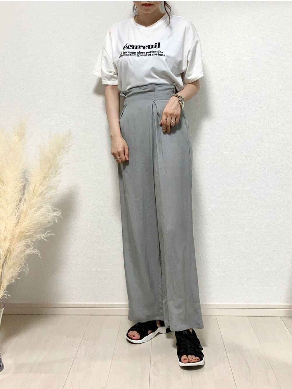 その他のシャツ/ブラウス、ホワイト系のTシャツ/カットソー、ブルー系のその他パンツを着用したレディースの夏コーディネートの3枚目の写真