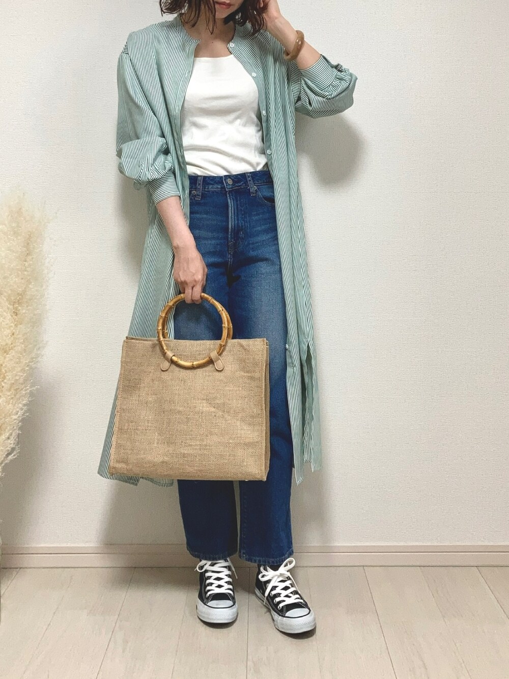 グリーン系のワンピース、ホワイト系のタンクトップ、その他のデニムパンツを着用したレディースの夏コーディネートの4枚目の写真