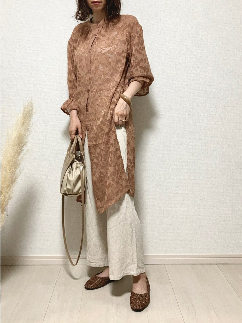 ブラウン系のシャツワンピース、ホワイト系のその他パンツ、ベージュ系のショルダーバッグを着用したレディースの夏コーディネートの2枚目の写真