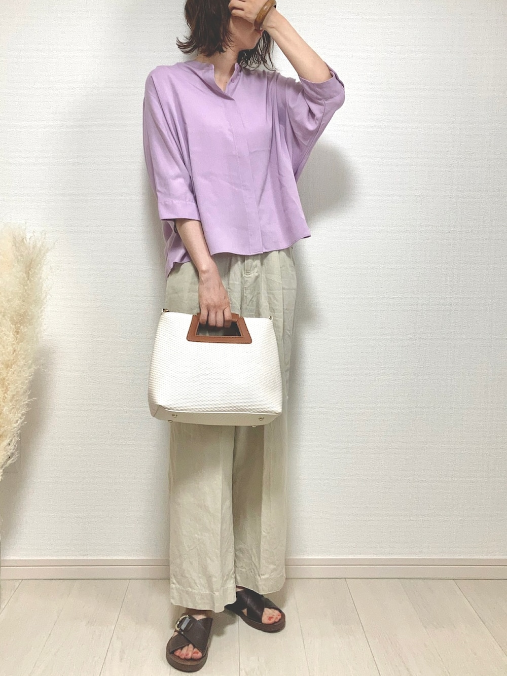 パープル系のシャツ/ブラウス、ベージュ系のその他パンツ、ホワイト系のハンドバッグを着用したレディースの春コーディネートの5枚目の写真