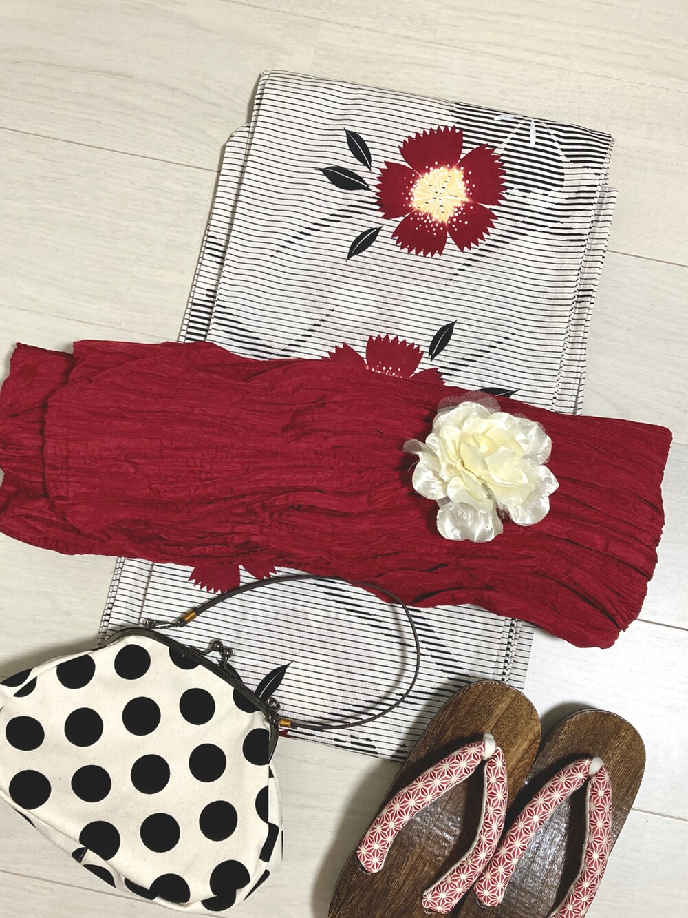 ピンク系のハンドバッグ、ブラック系の浴衣、レッド系の和装小物を着用したレディースの夏コーディネートの4枚目の写真