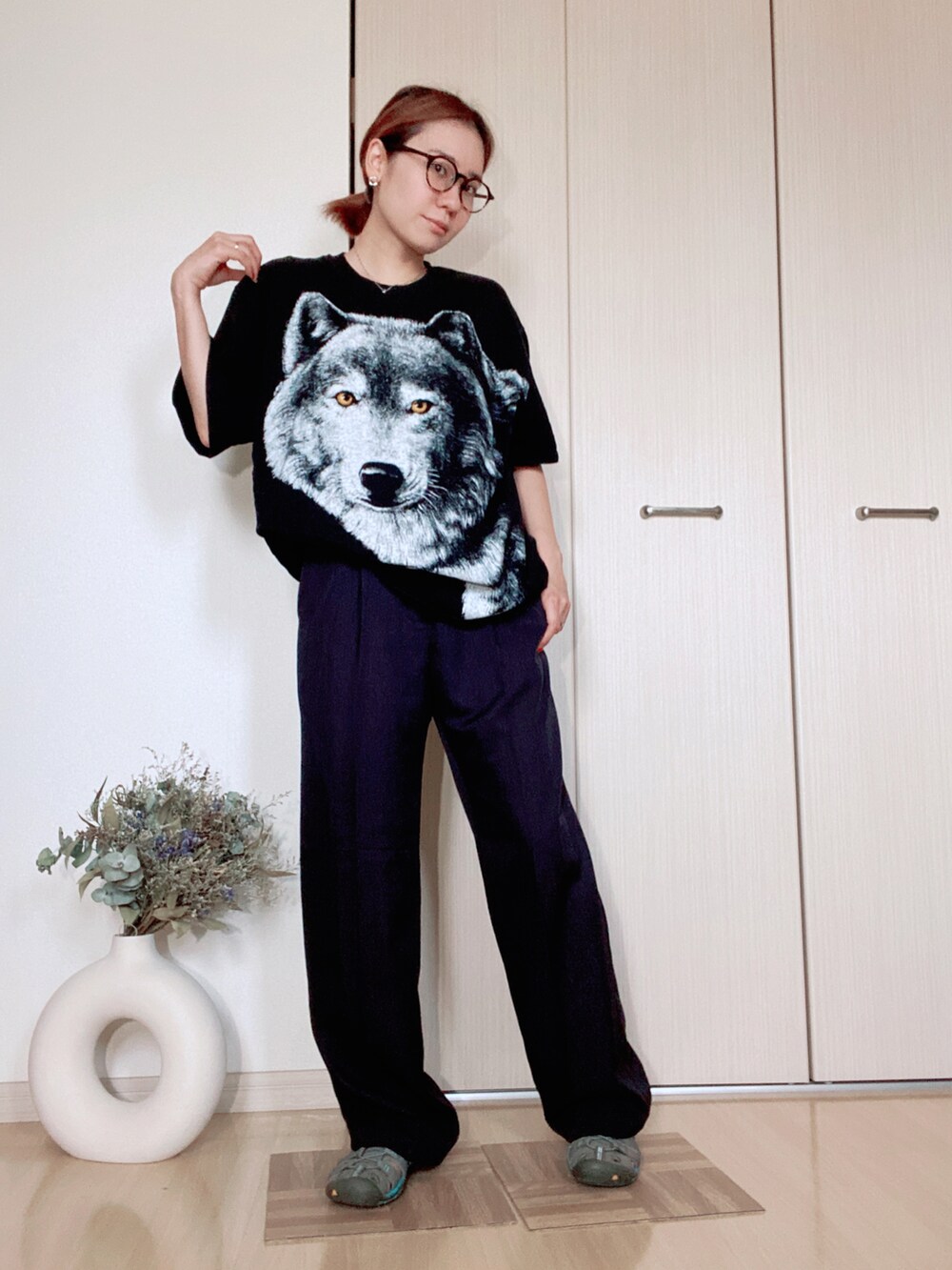 「おしゃれさんと繋がりたい、シンプル、スポーツサンダル、モノトーン、めがね、オオカミ、Tシャツ、カジュアルコーデ、ブラックコーデ、メンズライク、大人カジュアル、GU、スラックス、古着、メガネ女子」｜「STYLENANDAのアイテム（Tシャツ/カットソー、ブラック系）」を使った、rokaさん（レディース・156cm）の夏コーディネートの2枚目の写真