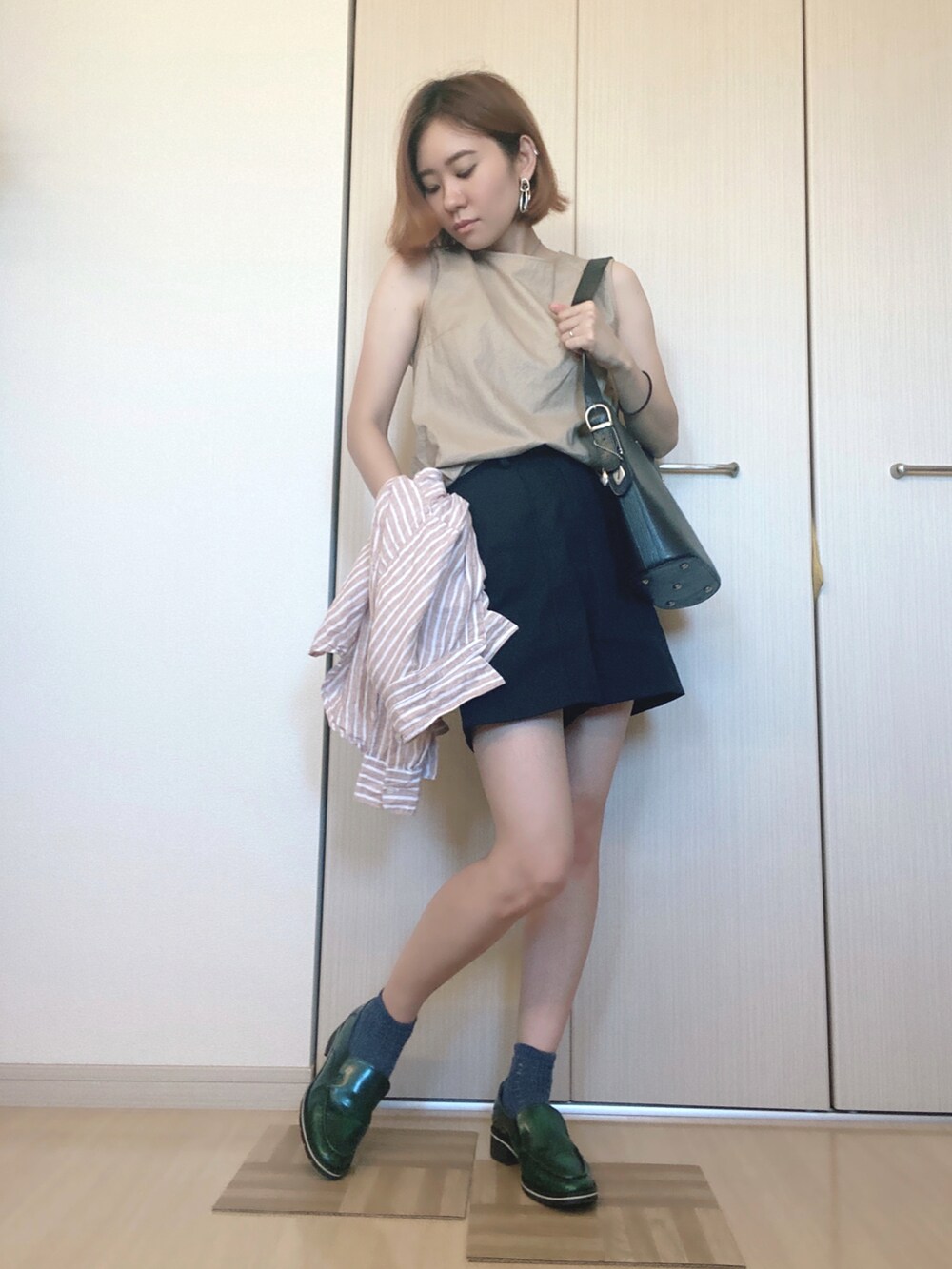 「オトナカジュアル、休日スタイル、ハーフパンツ、お洒落さんとつながりたい、ootd、ショートヘア、ブラック、ローファー、ランチ、アラサー、summer、ノースリーブ、ブラウス、デート、低身長女子」｜「i santiのアイテム（ショルダーバッグ、ブラック系）」を使った、rokaさん（レディース・156cm）の夏コーディネートの2枚目の写真