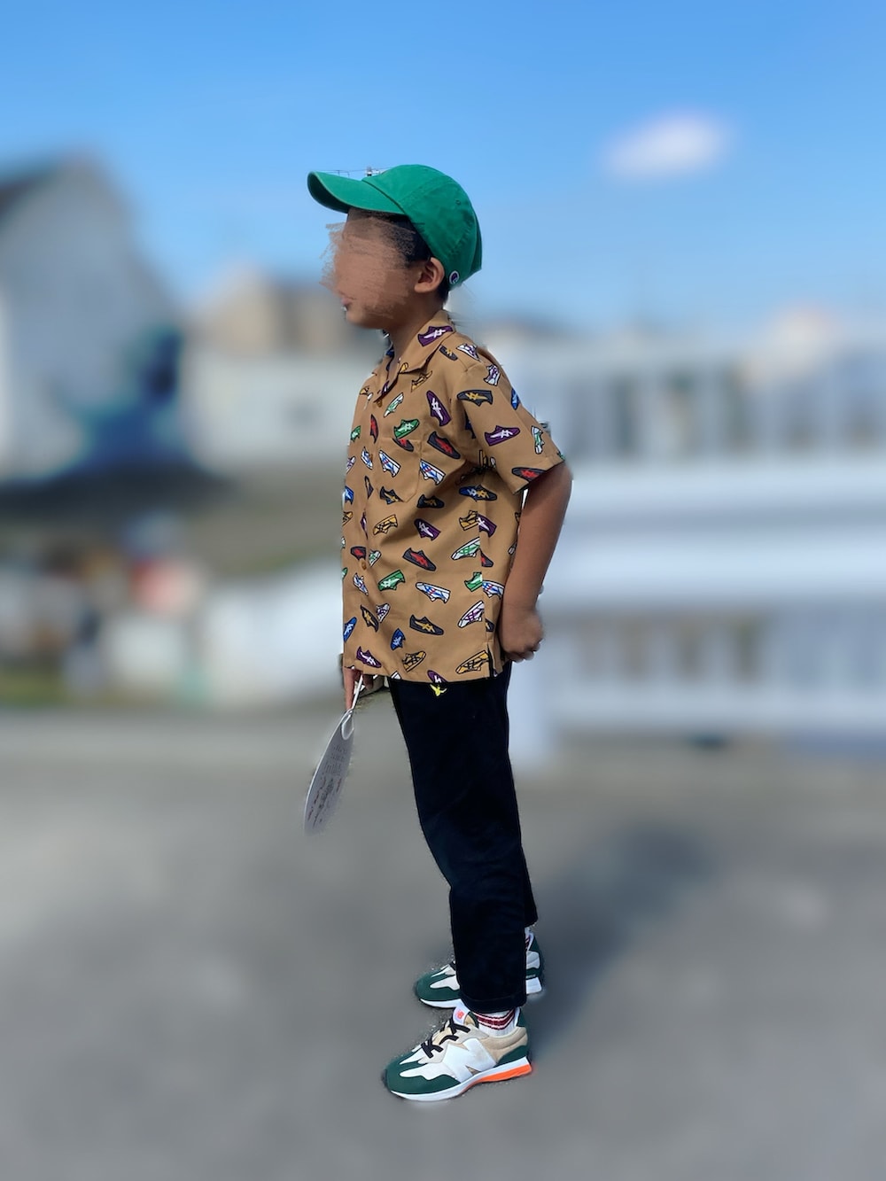 グリーン系のスニーカー、ブラウン系のシャツ/ブラウス、グリーン系のキャップを着用したキッズの秋コーディネートの2枚目の写真