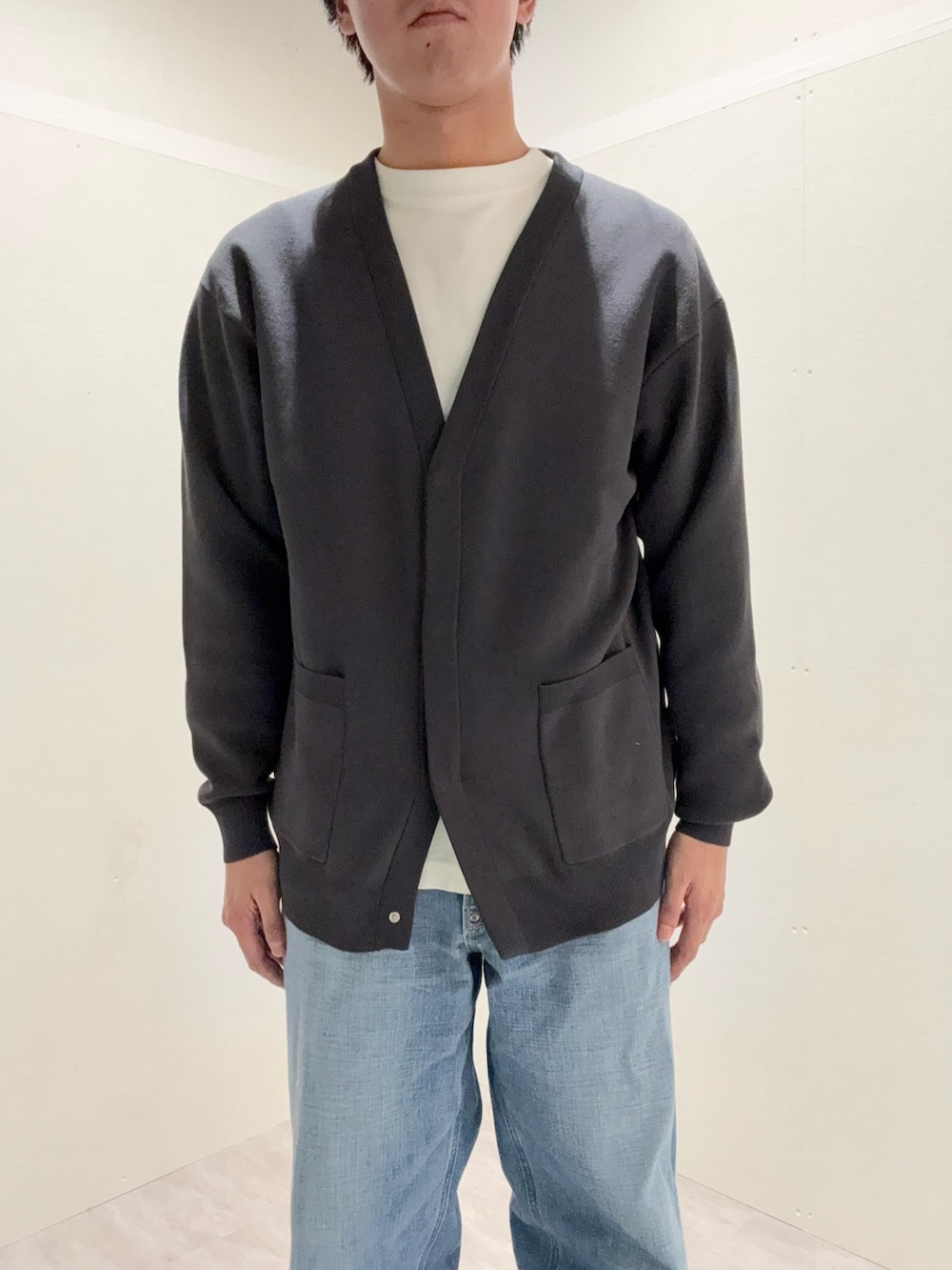 グレー系のカーディガン/ボレロを着用したメンズの冬コーディネートの3枚目の写真