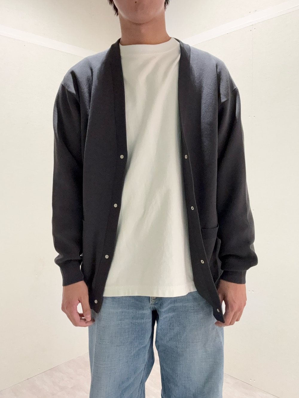 グレー系のカーディガン/ボレロを着用したメンズの冬コーディネートの2枚目の写真