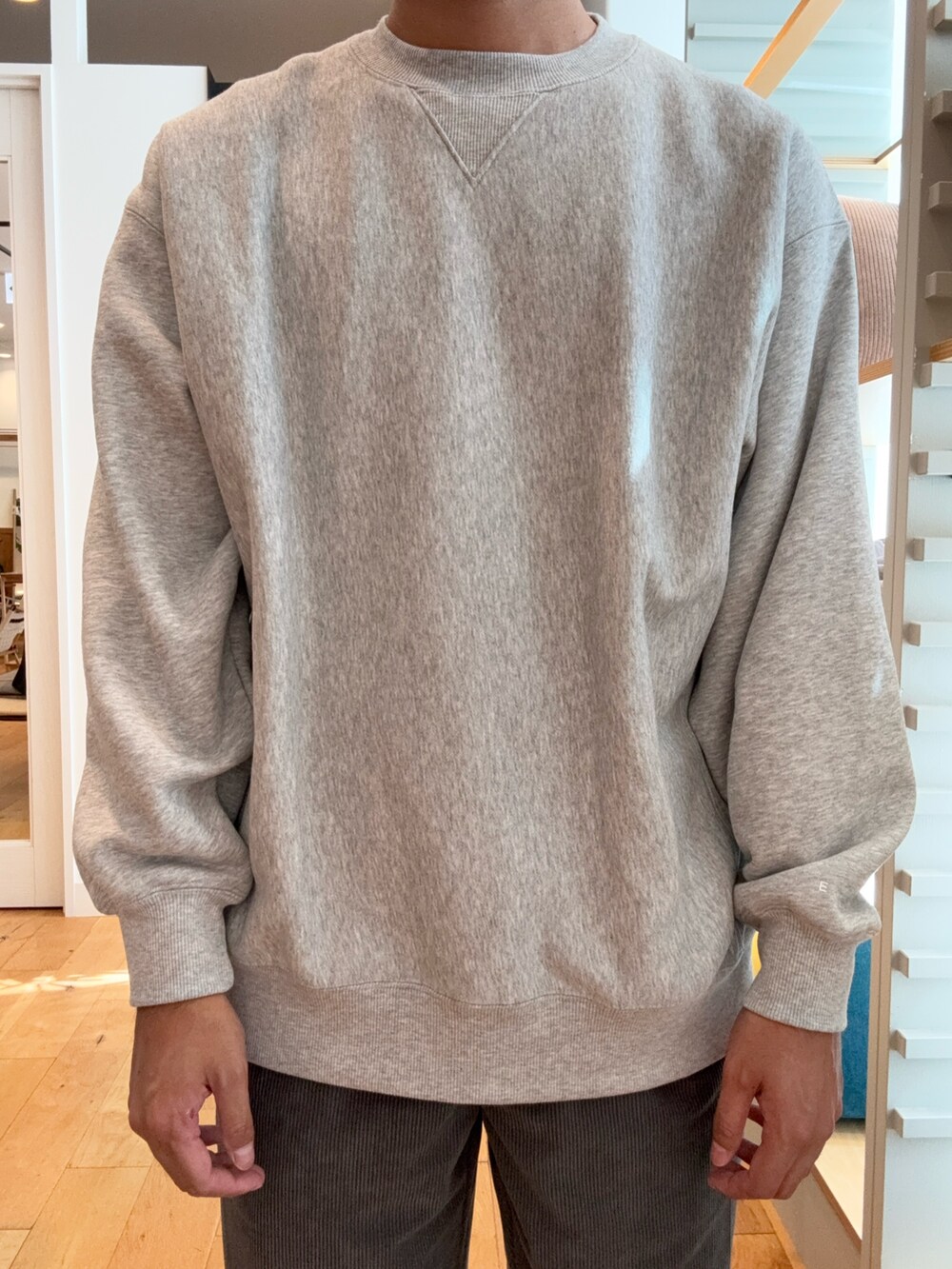 グレー系のスウェットを着用したメンズの秋コーディネートの2枚目の写真