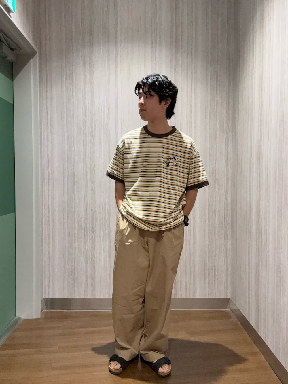 イエロー系のTシャツ/カットソー、ベージュ系のその他パンツ、ブラック系のサンダルを着用したメンズの夏コーディネートの2枚目の写真