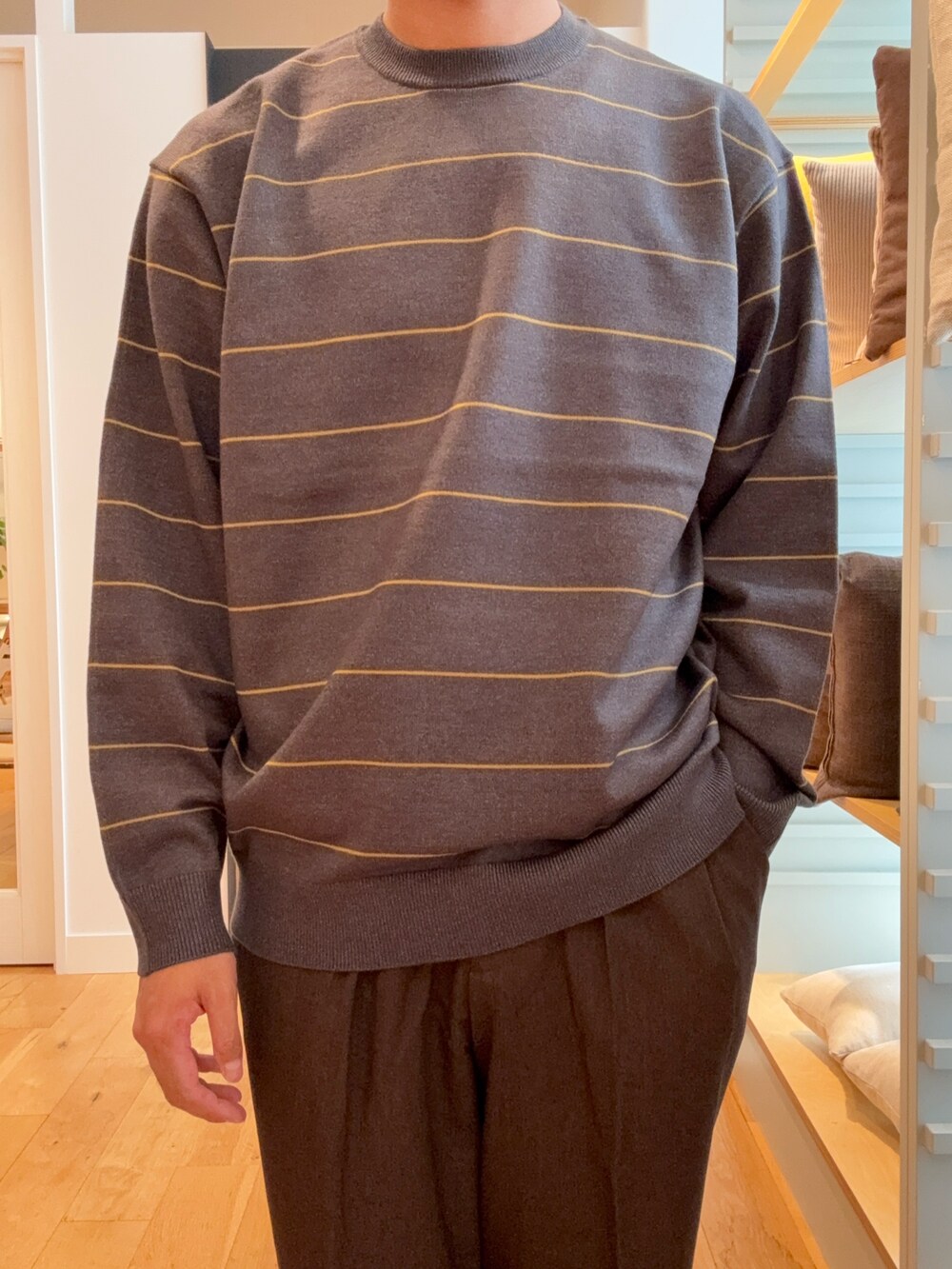 グレー系のニット/セーターを着用したメンズの秋コーディネートの3枚目の写真