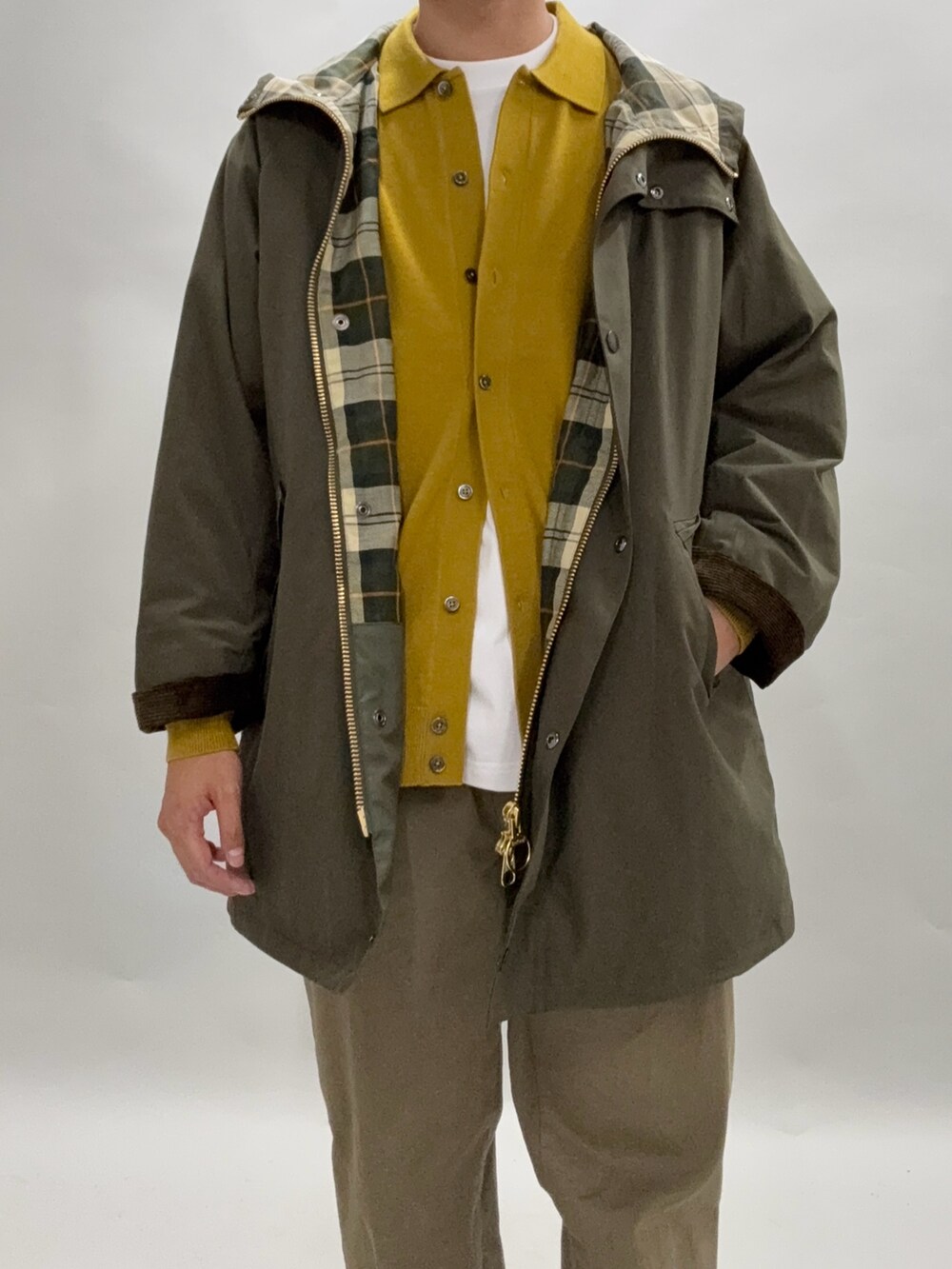 グリーン系のその他アウターを着用したメンズの秋コーディネートの2枚目の写真