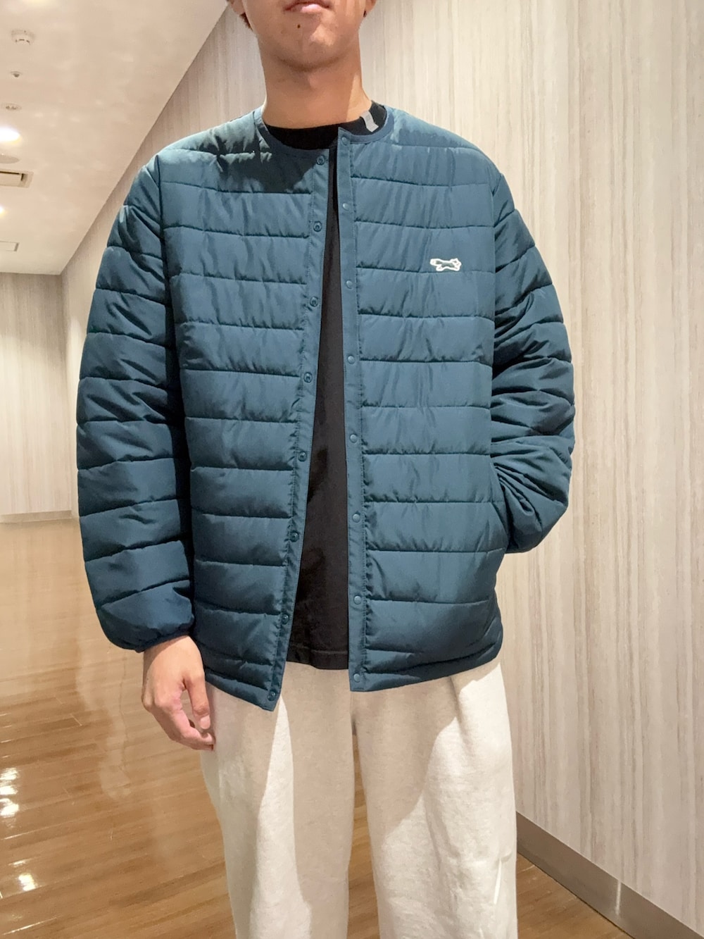 ブルー系のブルゾンを着用したメンズの秋コーディネートの3枚目の写真