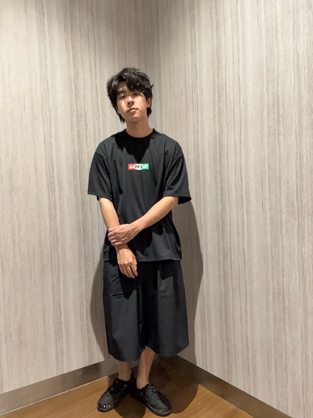 ブラック系のその他アウター、ブラック系のTシャツ/カットソー、ブラック系のその他パンツを着用したメンズの春コーディネートの3枚目の写真
