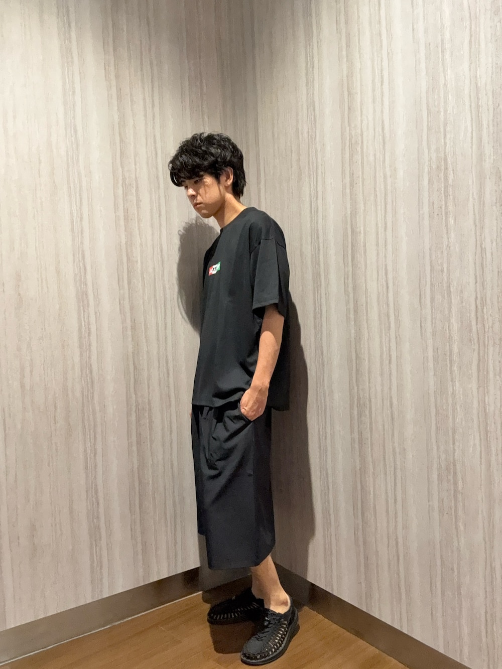 ブラック系のその他アウター、ブラック系のTシャツ/カットソー、ブラック系のその他パンツを着用したメンズの春コーディネートの4枚目の写真