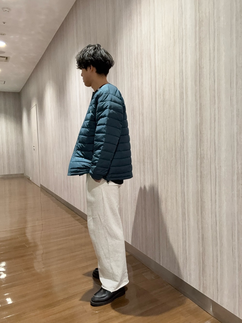 ブルー系のブルゾンを着用したメンズの秋コーディネートの2枚目の写真