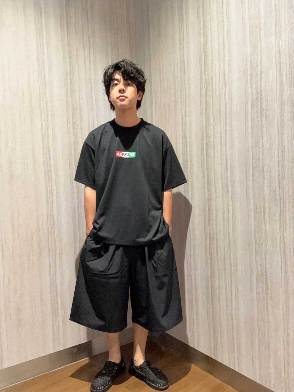 ブラック系のその他アウター、ブラック系のTシャツ/カットソー、ブラック系のその他パンツを着用したメンズの春コーディネートの2枚目の写真