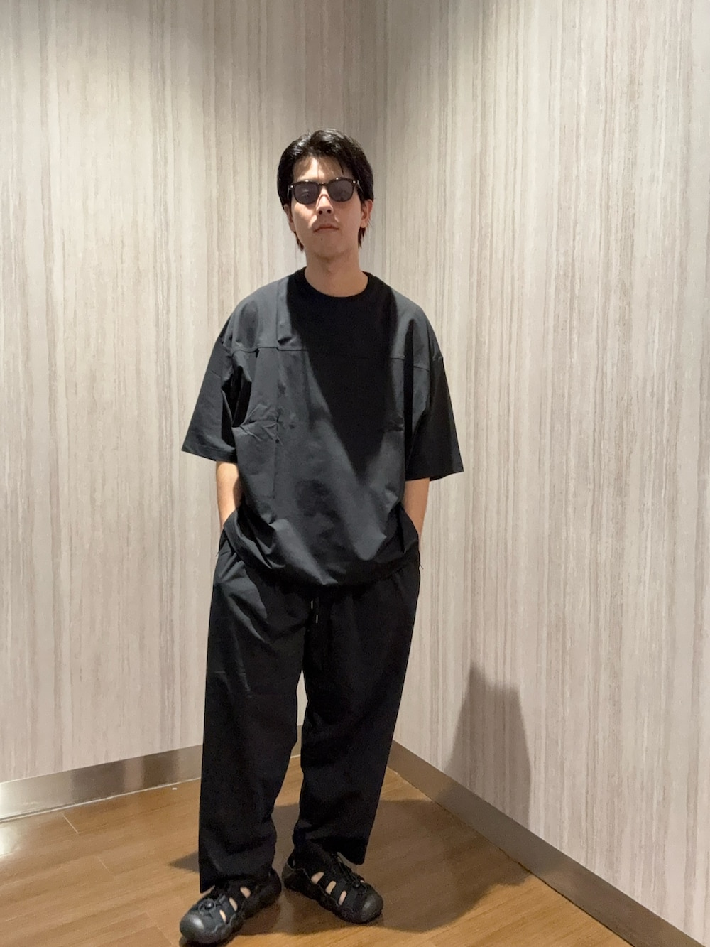 ブラック系のその他パンツ、ブラック系のTシャツ/カットソーを着用したメンズの春コーディネートの2枚目の写真