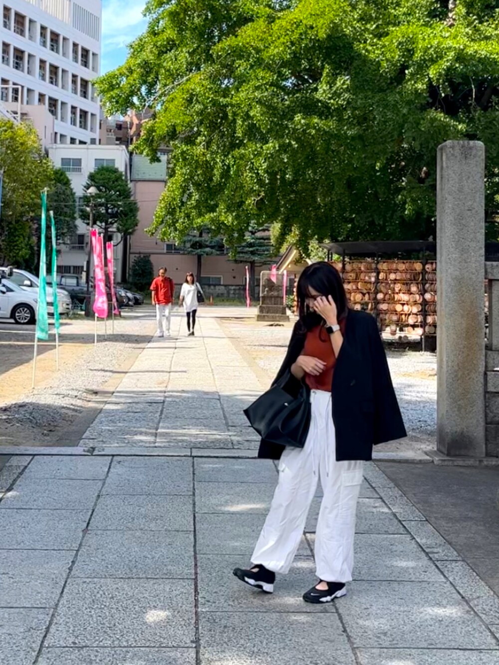 ブラック系のノーカラージャケット、ホワイト系のカーゴパンツ、ホワイト系のカーゴパンツを着用したレディースの秋コーディネートの2枚目の写真