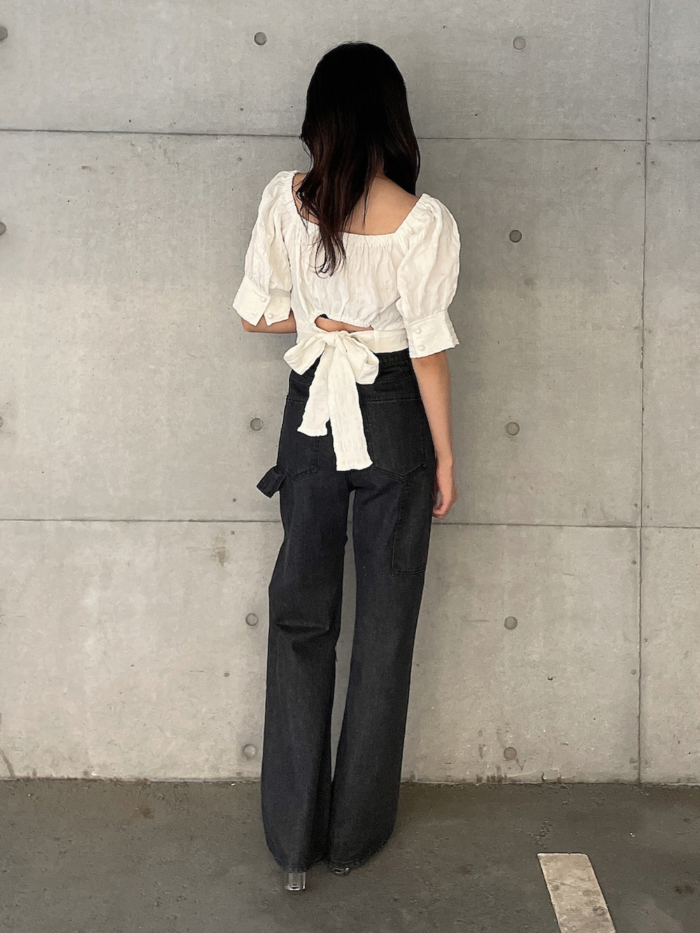 ホワイト系のシャツ/ブラウス、ブラック系のデニムパンツ、ベージュ系のサンダルを着用したレディースの夏コーディネートの2枚目の写真