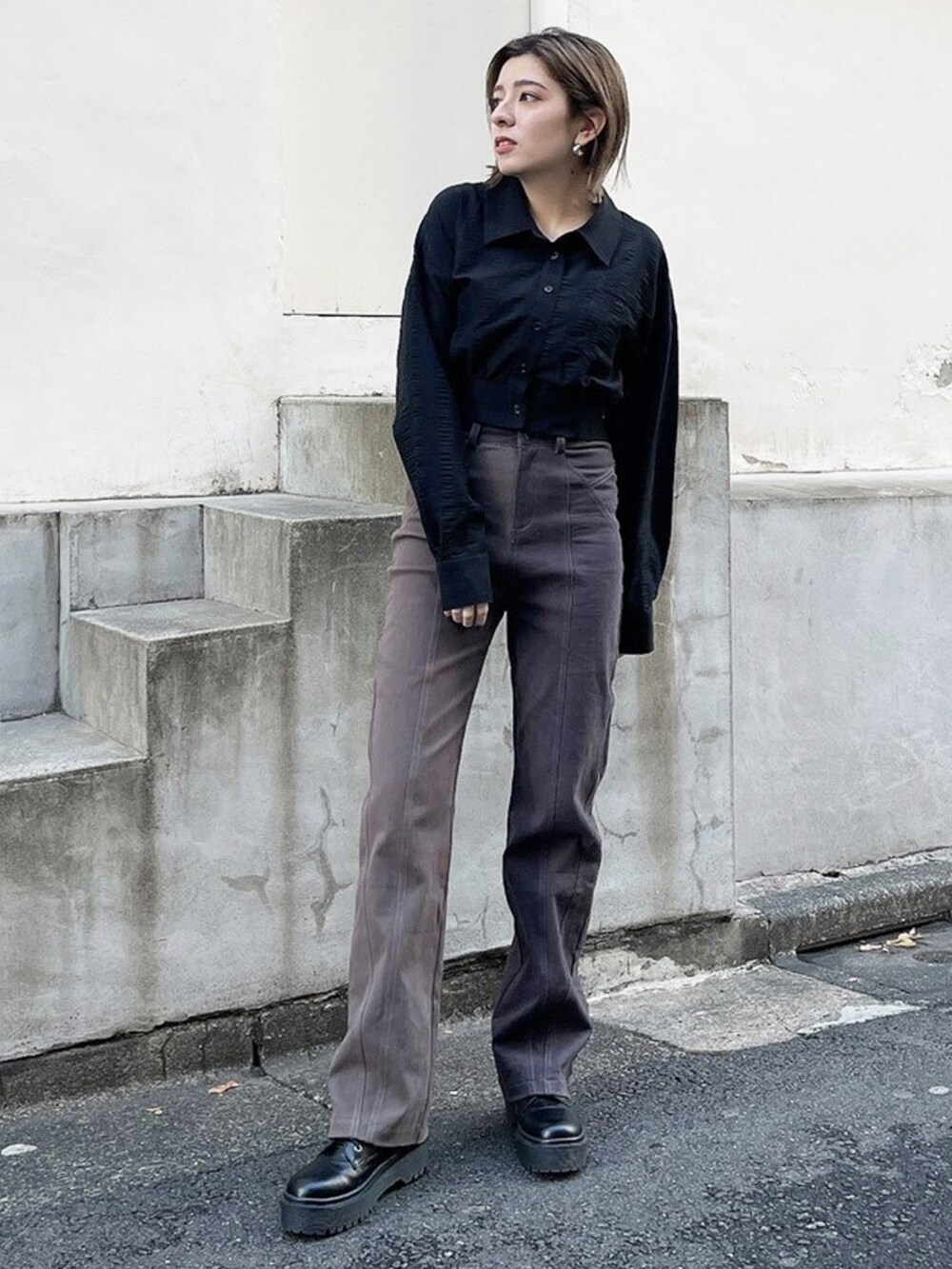 ホワイト系のその他アウター、ベージュ系のニット/セーター、グレー系のその他パンツを着用したレディースの冬コーディネートの3枚目の写真